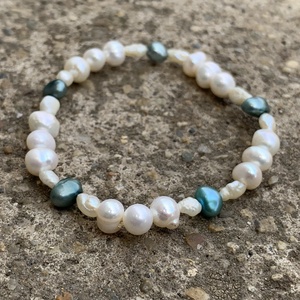 Édesvízi tenyésztett gyöngy karkötő - törtfehér/türkizkék - ékszer - karkötő - gyöngyös karkötő - Meska.hu