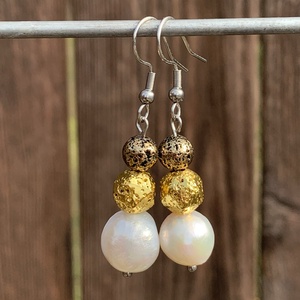 Édesvízi tenyésztett gyöngy - galvanizált lávakő, lógós fülbevaló - orvosi fém fülbevaló alapon, Ékszer, Fülbevaló, Lógó fülbevaló, Ékszerkészítés, MESKA