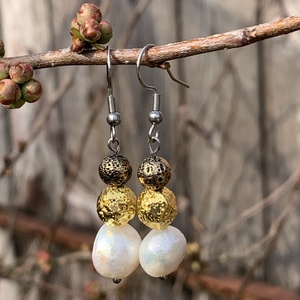 Édesvízi tenyésztett gyöngy - galvanizált lávakő, lógós fülbevaló - orvosi fém fülbevaló alapon - ékszer - fülbevaló - lógó fülbevaló - Meska.hu