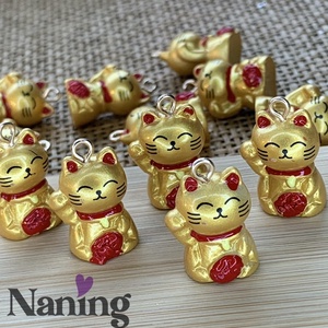 2db Maneki-neko - integető szerencsehozó macska - 14x22mm - aranysárga (200ft/db) - Meska.hu