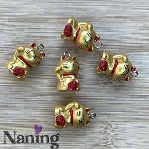 2db Maneki-neko - integető szerencsehozó macska - 14x22mm - aranysárga (200ft/db) - ékszer - nyaklánc - medál - Meska.hu