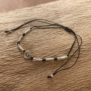 BALLAGÁSRA! 3 db baglyos/gyöngyös barátság karkötő - csúszócsomós - rozsdamentes orvosi fém bagolydísszel (400ft/db) - ékszer - karkötő - gyöngyös karkötő - Meska.hu