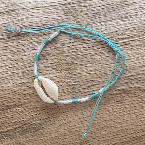 KARKÖTŐ - 2db - csigás/kagylós/gyöngyös - csúszócsomós - állítható méret  (400ft/db) - ékszer - karkötő - gyöngyös karkötő - Meska.hu