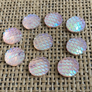 20 db irizáló pikkelymintás műgyanta  kaboson - (30ft/db), Kellékek & szerszámok, Gyöngyfűzés kellékek, Műanyag gyöngy, , Ragasztható pikkelymintás műgyanta  kaboson 
méret: 12mm

- rózsaszín (készleten: 11db)
- sárga  (k..., MESKA