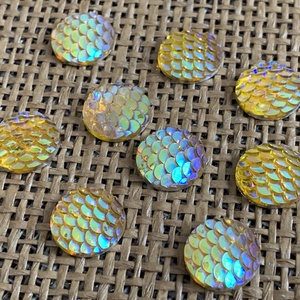 20 db irizáló pikkelymintás műgyanta  kaboson - (30ft/db) - kellékek & szerszámok - gyöngyfűzés kellékek - műanyag gyöngy - Meska.hu