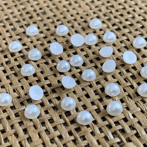 100db műgyanta félgyöngy - kaboson - ragasztható - 4mm Ø  (5ft/db) - kellékek & szerszámok - gyöngyfűzés kellékek - cabochon - Meska.hu