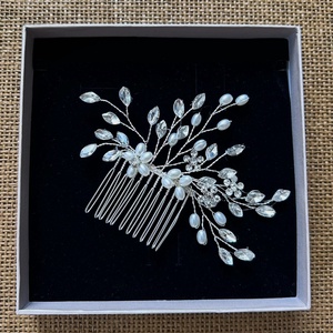 ESKÜVŐI . gyöngyös/strasszos - fésűs hajdísz, Esküvő, Hajdísz, Fésűs hajdísz, Gyöngyfűzés, gyöngyhímzés, MESKA