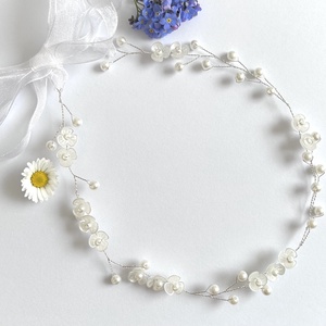 ESKÜVŐI - szalagos hajpánt/koszorú- apró - fehér - akril virágokkal - akril gyöngyökkel - Meska.hu