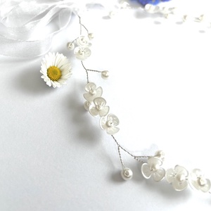 ESKÜVŐI - szalagos hajpánt/koszorú- apró - fehér - akril virágokkal - akril gyöngyökkel - esküvő - hajdísz - fejkoszorú - Meska.hu