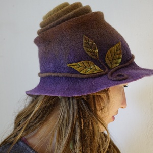 Nemez kalap - sál együttes. Gyönyörü lila barna szinátmenetes nemez kalap és áttört mintás batikolt sál. - ruha & divat - sál, sapka, kendő - kalap - Meska.hu