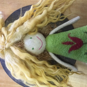 Szőke természetes babahaj. Göndör gyapju tincsek szőke szinekben. Kézzel festett natur gyapju - kellékek & szerszámok - rövidáru - fonal, cérna - gyapjúfonal - Meska.hu