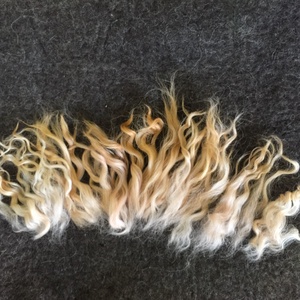 Szőke természetes moher babahaj. Göndör mohair tincsek babakészitéshez. Kézzel festett természetes angora. - kellékek & szerszámok - rövidáru - fonal, cérna - gyapjúfonal - Meska.hu