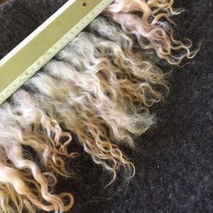 Szőke természetes moher babahaj. Göndör mohair tincsek babakészitéshez. Kézzel festett természetes angora. - Meska.hu