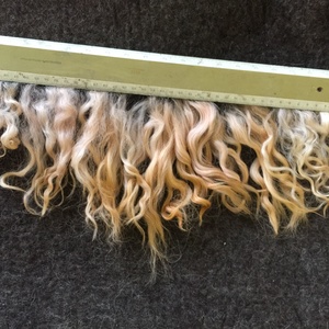 Szőke természetes moher babahaj. Göndör mohair tincsek babakészitéshez. Kézzel festett természetes angora. - kellékek & szerszámok - rövidáru - fonal, cérna - gyapjúfonal - Meska.hu