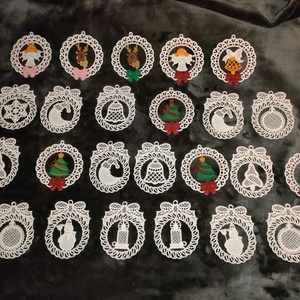 Csipke dísz keretben, többféle, felakasztható - Csizma - karácsony - karácsonyi lakásdekoráció - karácsonyfadíszek - Meska.hu