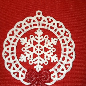 Csipke dísz keretben, többféle, felakasztható - Színes hópehely, Karácsony, Karácsonyi lakásdekoráció, Karácsonyfadíszek, Csipkekészítés, MESKA