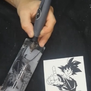 Son Goku mutat Kézzel gravírozott üveg pohár  - otthon & életmód - konyhafelszerelés, tálalás - konyhai dekoráció - konyhai dísz - Meska.hu