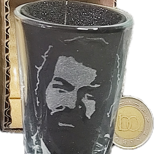 Bud Spencer mintás, kézzel gravírozott,üveg röviditalos pohár  - otthon & életmód - konyhafelszerelés, tálalás - tálalás - pálinkás poharak, szettek - Meska.hu