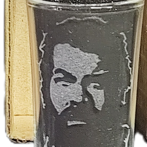 Bud Spencer mintás, kézzel gravírozott 2,5cl-es üveg röviditalos pohár  - otthon & életmód - konyhafelszerelés, tálalás - tálalás - pálinkás poharak, szettek - Meska.hu