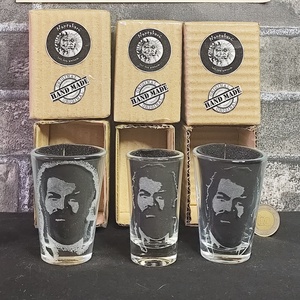 Bud Spencer mintás, kézzel gravírozott 2,5cl-es üveg röviditalos pohár  - otthon & életmód - konyhafelszerelés, tálalás - tálalás - pálinkás poharak, szettek - Meska.hu