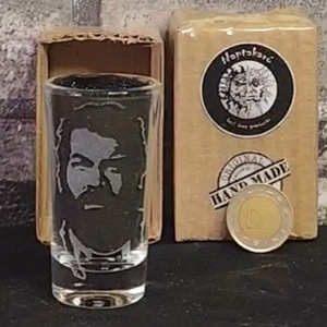 Bud Spencer mintás, kézzel gravírozott 2,5cl-es üveg röviditalos pohár , Otthon & Életmód, Konyhafelszerelés, tálalás, Tálalás, Pálinkás poharak, szettek, , MESKA