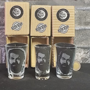Bud Spencer mintás, kézzel gravírozott,üveg röviditalos pohár  - otthon & életmód - konyhafelszerelés, tálalás - tálalás - pálinkás poharak, szettek - Meska.hu