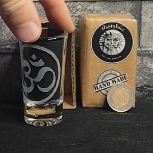 Kézzel gravírozott Ohm mintás röviditalospohár , Otthon & Életmód, Konyhafelszerelés, tálalás, Tálalás, Pálinkás poharak, szettek, Gravírozás, pirográfia, MESKA