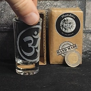 Kézzel gravírozott Ohm mintás röviditalospohár  - otthon & életmód - konyhafelszerelés, tálalás - tálalás - pálinkás poharak, szettek - Meska.hu