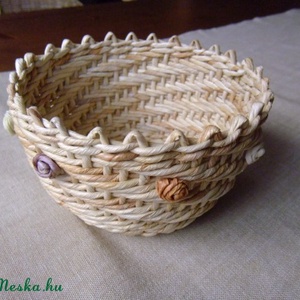 Rózsás kaspó csuhéból - Meska.hu