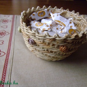 Rózsás kaspó csuhéból -  - Meska.hu