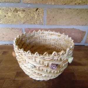 Rózsás kaspó csuhéból -  - Meska.hu