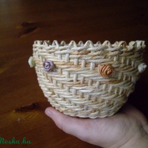 Rózsás kaspó csuhéból -  - Meska.hu