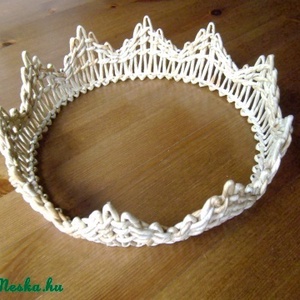 Korona csuhéból - felnőtt  - Meska.hu