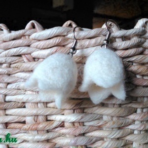 Nemezből készült tulipános fülbevaló - fehér - Meska.hu