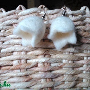 Nemezből készült tulipános fülbevaló - fehér -  - Meska.hu