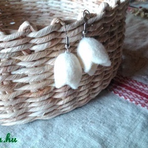 Nemezből készült tulipános fülbevaló - fehér -  - Meska.hu