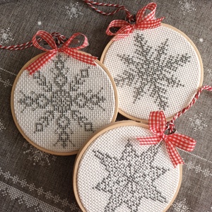 Ezüst hópelyhek, Karácsony, Karácsonyi lakásdekoráció, Karácsonyi lakásdíszek, Hímzés, MESKA