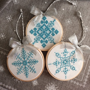Kék hópelyhek, Karácsony, Karácsonyi lakásdekoráció, Karácsonyi lakásdíszek, Hímzés, MESKA