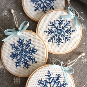 Sötétkék hópelyhek, Karácsony, Karácsonyi lakásdekoráció, Karácsonyi lakásdíszek, Hímzés, MESKA