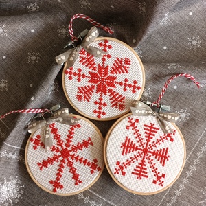 Piros hópelyhek, Karácsony, Karácsonyi lakásdekoráció, Karácsonyi lakásdíszek, Hímzés, MESKA