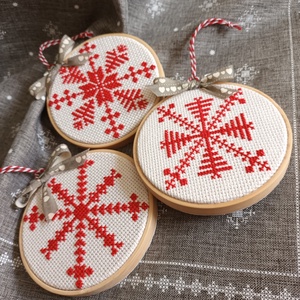 Piros hópelyhek - karácsony - karácsonyi lakásdekoráció - karácsonyi lakásdíszek - Meska.hu