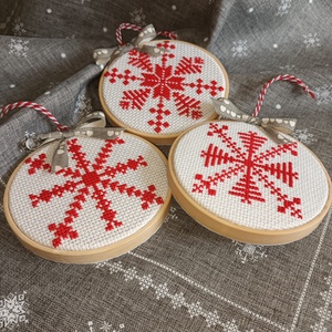 Piros hópelyhek - karácsony - karácsonyi lakásdekoráció - karácsonyi lakásdíszek - Meska.hu