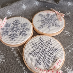 Szürke hópelyhek - karácsony - karácsonyi lakásdekoráció - karácsonyi lakásdíszek - Meska.hu