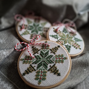 Zöld fenyős hímzett dísz - Meska.hu