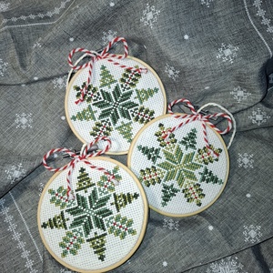 Zöld fenyős hímzett dísz - karácsony - karácsonyi lakásdekoráció - karácsonyi lakásdíszek - Meska.hu