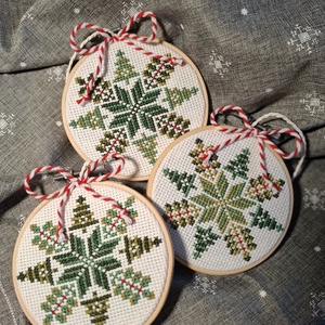 Zöld fenyős hímzett dísz - karácsony - karácsonyi lakásdekoráció - karácsonyi lakásdíszek - Meska.hu