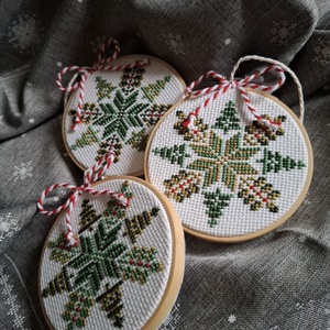 Zöld fenyős hímzett dísz - karácsony - karácsonyi lakásdekoráció - karácsonyi lakásdíszek - Meska.hu