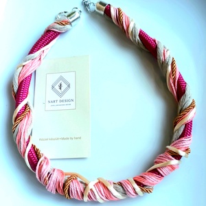 Tavaszváró nyaklánc, magenta kötél, rózsaszín pamut fonalakkal - Meska.hu