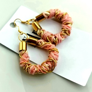 Rózsaszín, arany zsinór, fonal fülbevaló - ékszer - fülbevaló - lógós kerek fülbevaló - Meska.hu