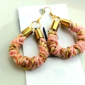 Rózsaszín, arany zsinór, fonal fülbevaló - ékszer - fülbevaló - lógós kerek fülbevaló - Meska.hu